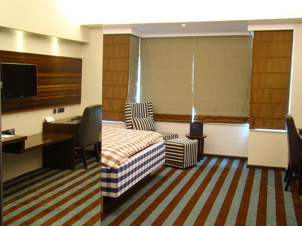 The Madison Hotel Ню Делхи Екстериор снимка